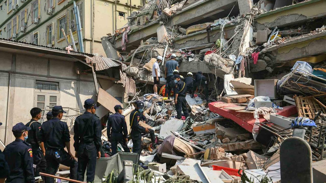 FOTO: Tim SAR Mencari Korban Selamat di Mandalay, Kota dengan Kerusakan Paling Parah Akibat Gempa di Myanmar