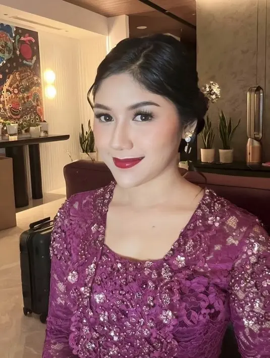 <p>Rambutnya pun ditata dengan gaya sanggul modern dengan menyisakan sedikit poni samping. Sanggul pun dihiasi dengan tusuk konde keemasan. [@erinagudono]</p>