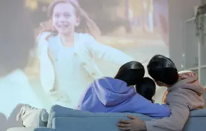 Mau Nonton Film Serasa di Bioskop? Ini Perlengkapan Nonton yang Wajib Punya!