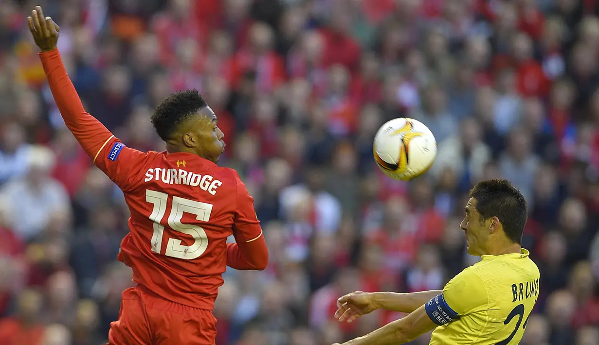 Penyerang Liverpool, Daniel Sturridge (kiri) berduel udara dengan pemain Villarreal, Bruno Soriano pada laga leg kedua semifinal Liga Europa di Stadion Anfield, Liverpool, Jumat (6/5/2016) dini hari WIB.(AFP/Lluis Gene)