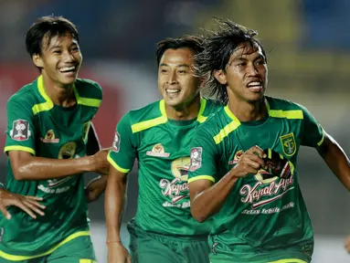 Pemain Persebaya Surabaya, Ady Setiawan (kedua kanan), melakukan selebrasi usai mencetak gol ke gawang Madura United pada laga Piala Menpora 2021 di Stadion Si Jalak Harupat, Bandung, Minggu (28/3/2021). Persebaya Surabaya menang 2-1. (Bola.com/M Iqbal Ichsan)