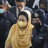 Rosmah Mansor (tengah) istri mantan Perdana Menteri Malaysia Najib Razak, tiba untuk mendengarkan vonis dalam sidang korupsinya di pengadilan tinggi di Kuala Lumpur, Kamis (1/9/2022). Rosmah Mansor, 70 tahun, mengaku tidak bersalah atas tiga tuduhan meminta dan menerima suap antara 2016 dan 2017. (AP Photo/Vincent Thian)