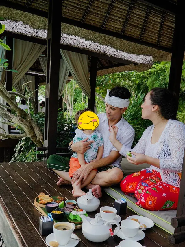 7 Potret Lucky Perdana dan Lidi Brugman Tampil Kompak dengan Busana Khas Bali