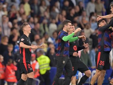 Para pemain Barcelona merayakan kemenangan setelah memenangkan pertandingan sepak bola Liga Spanyol melawan RCD Espanyol di Stadion RCDE, Cornella de Llobregat, pada 15 Mei 2025 waktu setempat atau Jumat (16/5/2025) dini hari WIB. (MANAURE QUINTERO/AFP)