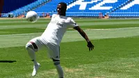 Pemain baru Real Madrid, Vinicius Jr memainkan bola saat diperkenalkan di Stadion Santiago Bernabeu, Madrid, Spanyol, Jumat (20/7). Dia tidak keberatan bila lebih banyak bermain di tim cadangan Real Madrid ketimbang di tim utama. (AP Photo/Francisco Seco)