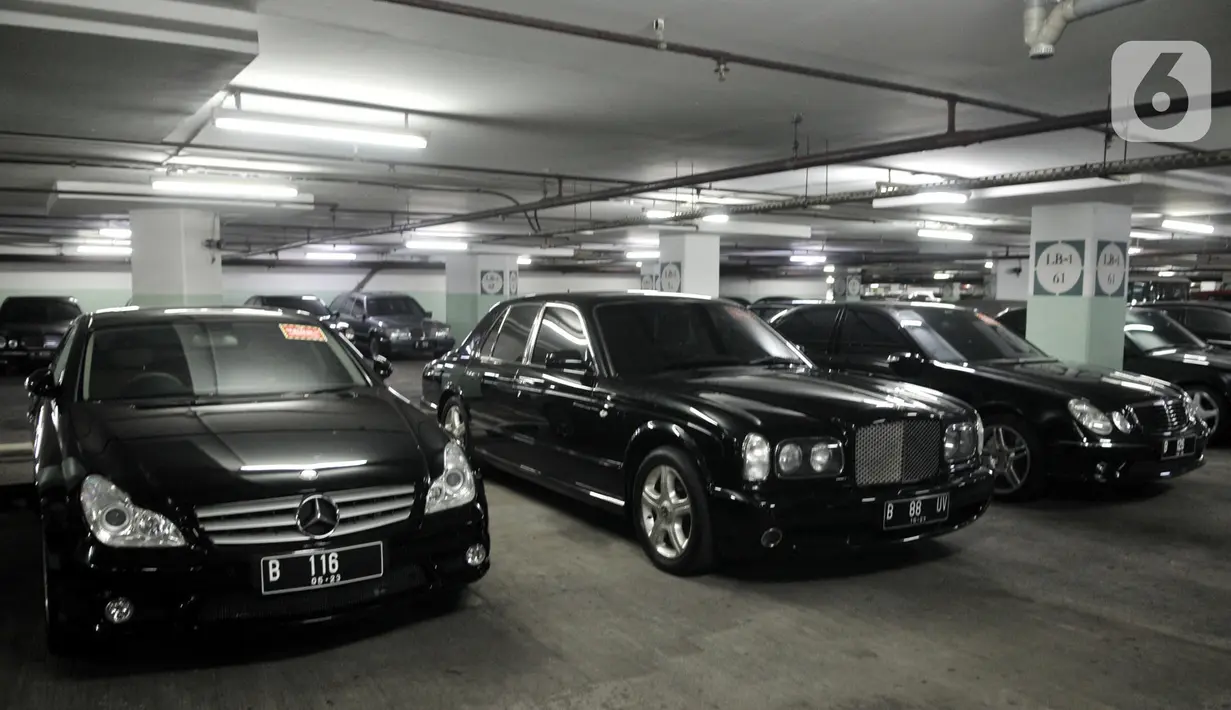 Sejumlah mobil terparkir saat razia supervisi pencegahan pajak kendaraan mewah di Apartemen Pavilion, Jakarta, Senin (9/12/2019). Penunggakan pajak mobil mewah tersebut menyebabkan kerugian daerah mencapai Rp11 miliar. (merdeka.com/Iqbal S. Nugroho)