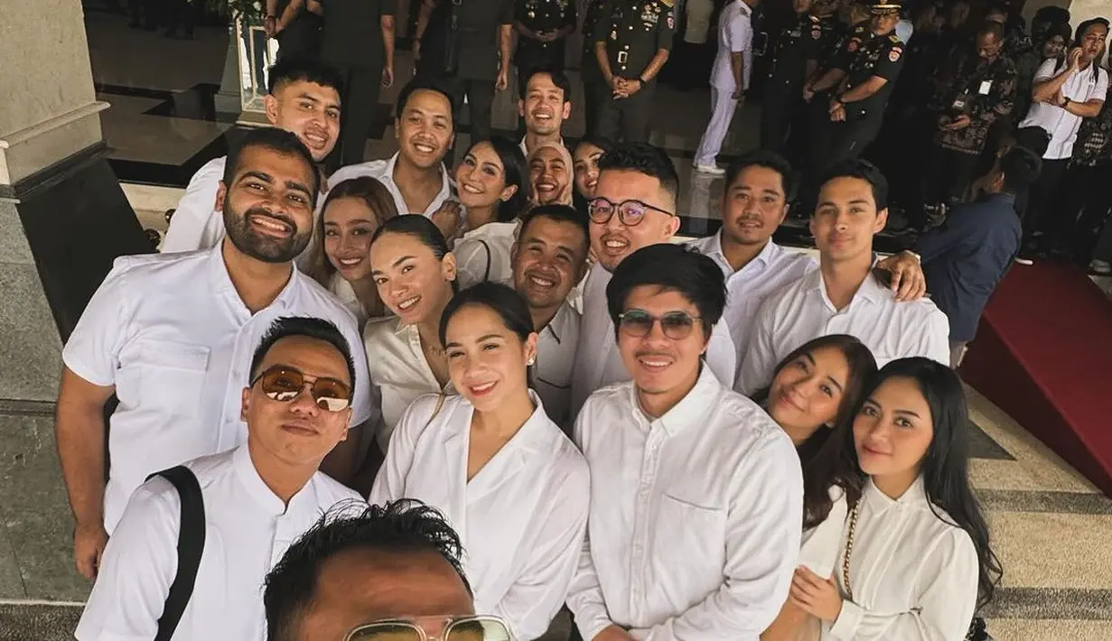Dalam potret yang diunggah Raffi Ahmad, terlihat rombongan seleb kompak kenakan OOTD serba putih.  [@raffinagita1717/@violenziajean]