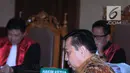 Terdakwa korupsi proyek e-KTP, Setya Novanto tertunduk usai pembacaan putusan di Pengadilan Tipikor, Jakarta, Selasa (24/4). Setya Novanto divonis hukuman pidana 15 tahun penjara dan denda Rp 500 juta. (Liputan6.com/Helmi Fithriansyah)