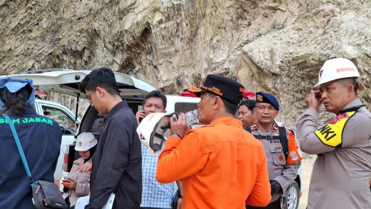 Proses evakuasi korban longsor di Tambang Gunung Kuda Cirebon