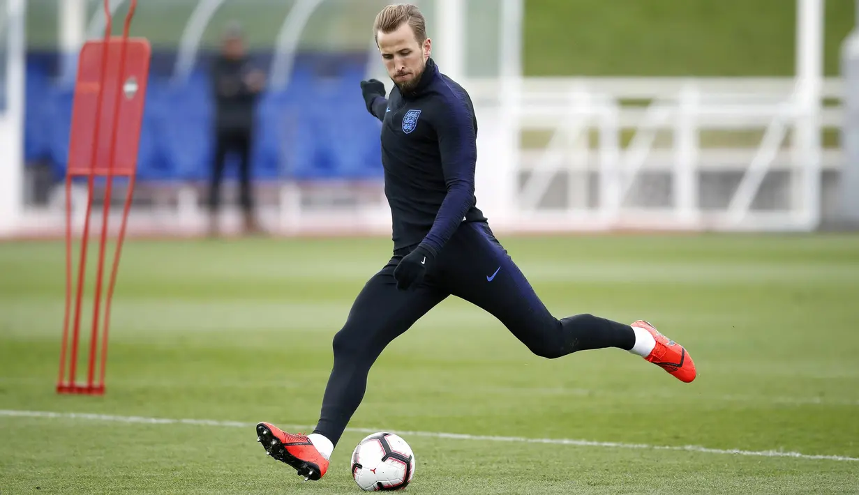 Striker Inggris, Harry Kane, menendang bola saat latihan jelang laga kualifikasi Piala Eropa di St George's Park, Selasa (19/3). Inggris akan berhadapan dengan Republik Ceko. (AP/Martin Rickett)
