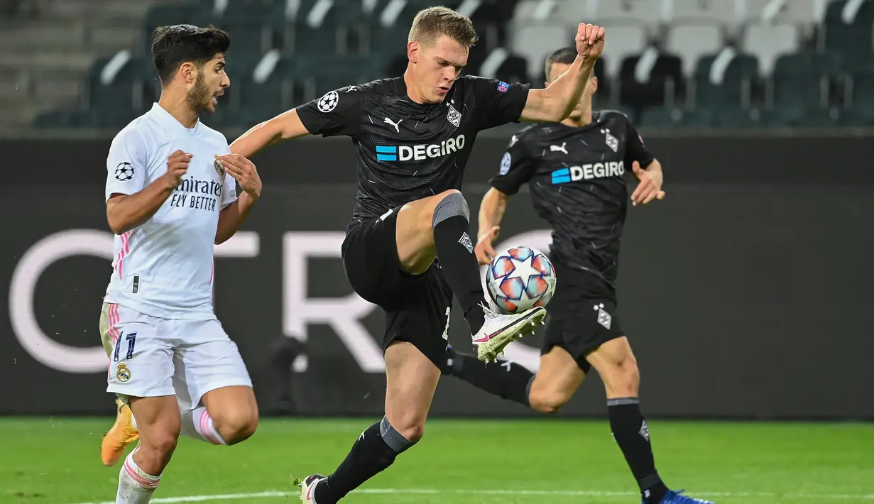 Gelandang Real Madrid, Marco Asensio, berebut bola dengan bek Borussia Monchengladbach, Matthias Ginter, pada laga lanjutan Liga Champions di Borussia Park, Rabu (28/10/2020) dini hari WIB. Real Madrid bermain imbang 2-2 lawan Borussia Monchengladbach. (AFP/(AFP/Ina Fassbender)