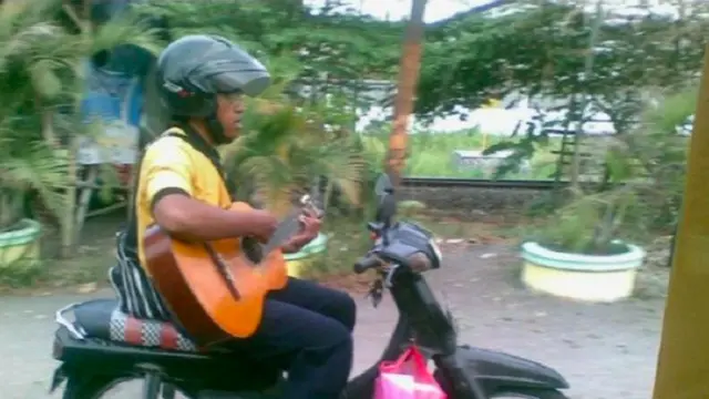7 Potret Kocak Kelakuan Pengendara Motor, Kelewat Nyeleneh