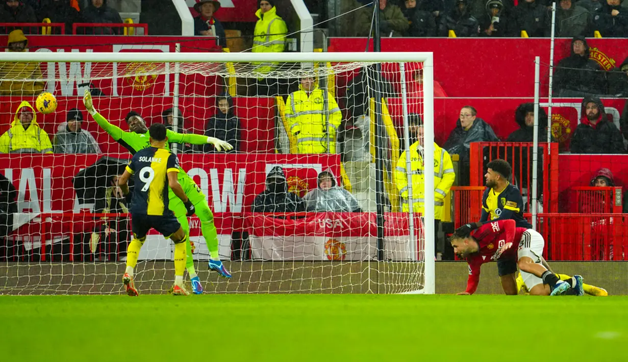 Pada babak kedua, permainan menyerang kembali diperagakan Manchester United dan Bournemouth. Namun, tim tamu yang mampu mencetak gol kedua pada menit ke-68 melalui Philip Billing. (AP Photo/Jon Super)