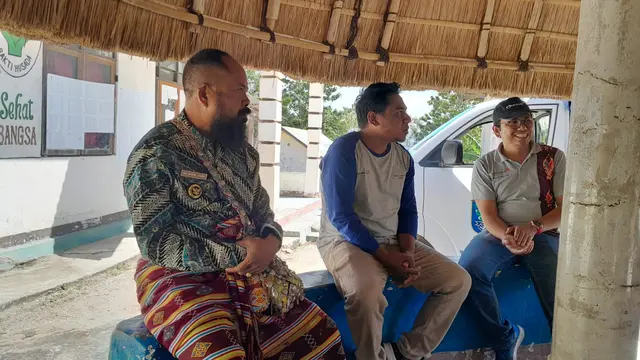 Tim Wahana Visi Indonesia Area Cluster Timor dan Alor berbincang dengan Kepala Desa Sopo, Timor Tengah Selatan, Nusa Tenggara Timor.