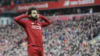 Penyerang Liverpool, Mohamed Salah, melakukan selebrasi usai membobol gawang Chelsea pada laga Premier League di Stadion Anfield, Minggu (14/4). Liverpool menang 2-0 atas Chelsea. (AP/Rui Vieira)