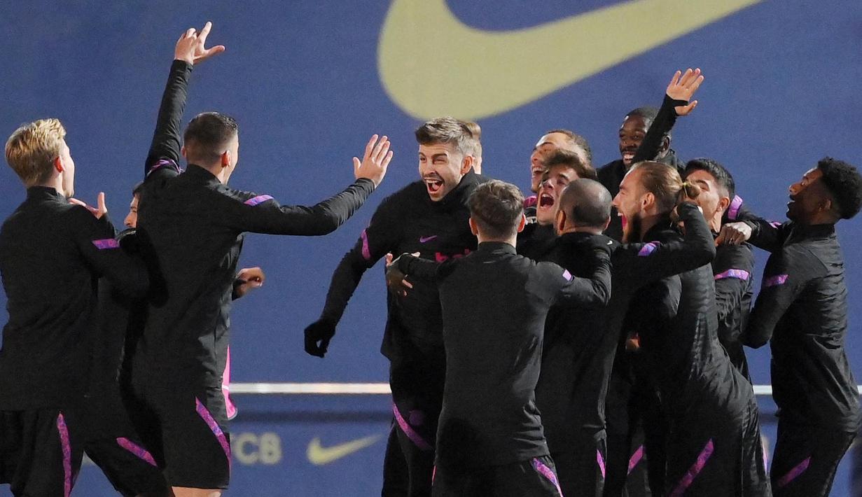 Gerard Pique dan kawan-kawan sangat membutuhkan kemenangan di laga melawan Benfica untuk terus menjaga asa di Liga Champions musim ini. (AFP/Lluis Gene)