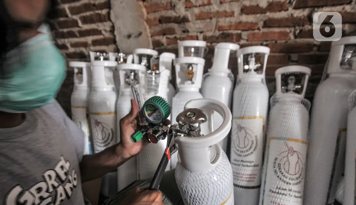 Relawan memeriksa tabung oksigen di Gudang Oksigen Untuk Warga, Utan Kayu, Jakarta, Kamis (8/7/2021). Saat ini, tersedia 275 tabung oksigen ukuran 1 meter kubik. (merdeka.com/Iqbal S. Nugroho)
