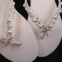 DIY sandal jepit biasa jadi cantik karena diberi pearl. (sumber foto: etsy.com/pinterest)
