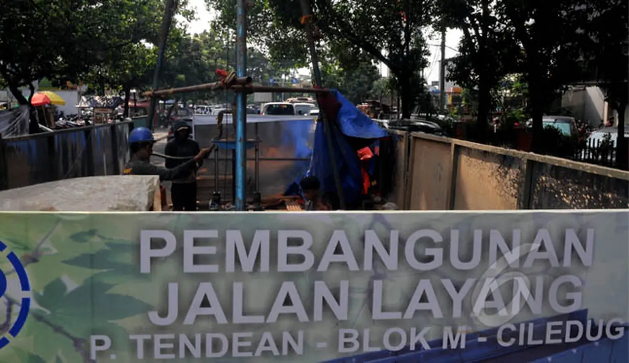 Pekerja melakukan uji fisik tanah untuk pembangunan proyek Jalan Layang Tendean-Ciledug di Mayestik, Jakarta, Rabu (4/1/2015). (Liputan6.com/Johan Tallo)