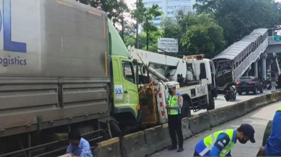Truk Tabrak Separator Halte Denpasar, Belasan Rute Transjakarta Terlambat