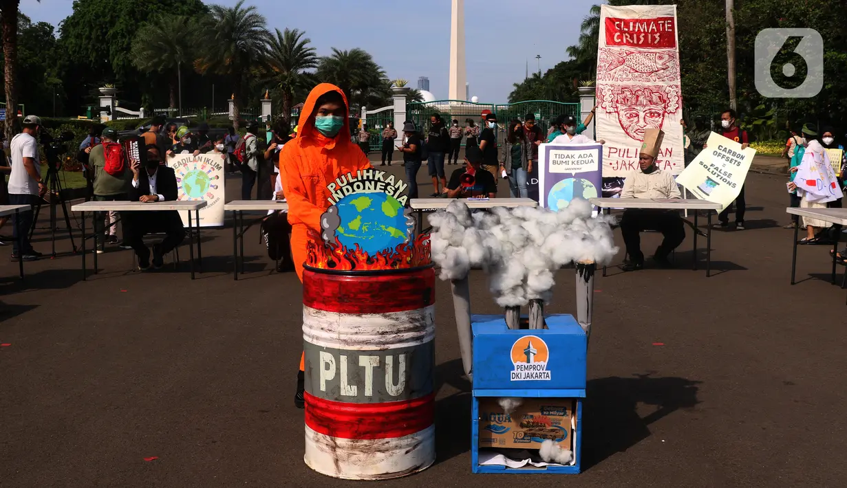 Aliansi Perlawanan Iklim melakukan aksi damai di kawasan Monas, Jakarta, Jumat (5/11/2021). Massa menyerukan bahwa bumi sedang darurat serta krisis iklim namun dibiarkan karena negara hanya melindungi oligarki dan bisnisnya, bukan masa depan seluruh rakyat Indonesia. (Liputan6.com/Angga Yuniar)