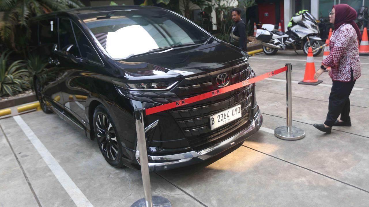 FOTO: Penampakan Alphard Mewah yang Disita dari Eks Wamenaker Noel