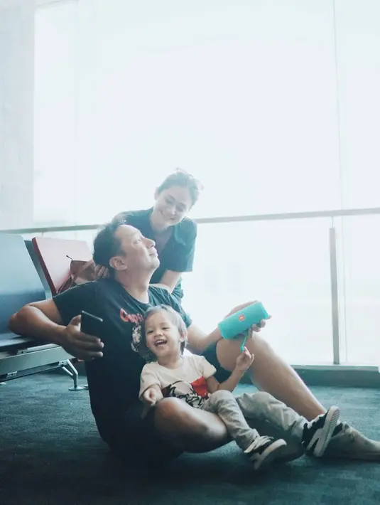 "Kita samperin jg ketempat mertua, dia nya kerja di alam liar.. aahh kita ikut lbh liar, pacarnya protes kita terlalu posesif.. kita toyor2in pala pacarnya rame2 sambil bilang "ape lo..ape lo..?!!!" family comes first !!!!," lanjutnya. (ringgoagus)