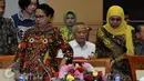 Mensos Khofifah Indar Parawangsa (kanan) dan Menteri PPPA Yohana Yembise saat mengikuti rapat kerja di  Jakarta, (26/7). Perpu Perlindungan Anak atau Perpu Kebiri akan dibawa ke rapat paripurna DPR untuk disahkan menjadi UU. (Liputan6.com/Johan Tallo)