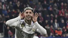 Gelandang Real Madrid, Federico Valverde melakukan selebrasi setelah mencetak gol ke gawang Osasuna pada pertandingan lanjutan La Liga Spanyol di stadion El Sadar di Pamplona, Spanyol, Minggu (19/2/2023). Real Madrid menang atas Osasuna dengan skor 2-0. (AP Photo/Alvaro Barrientos)