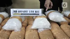 Petugas memperlihatkan barang bukti dalam rilis pengungkapan sindikat narkoba jaringan internasional di Rumah Sakit Polri, Jakarta, Senin (2/12/2019). Dittipid Narkoba Bareskrim Polri mengamankan barang bukti berupa sabu seberat 158 kilogram. (merdeka.com/Iqbal  Nugroho)