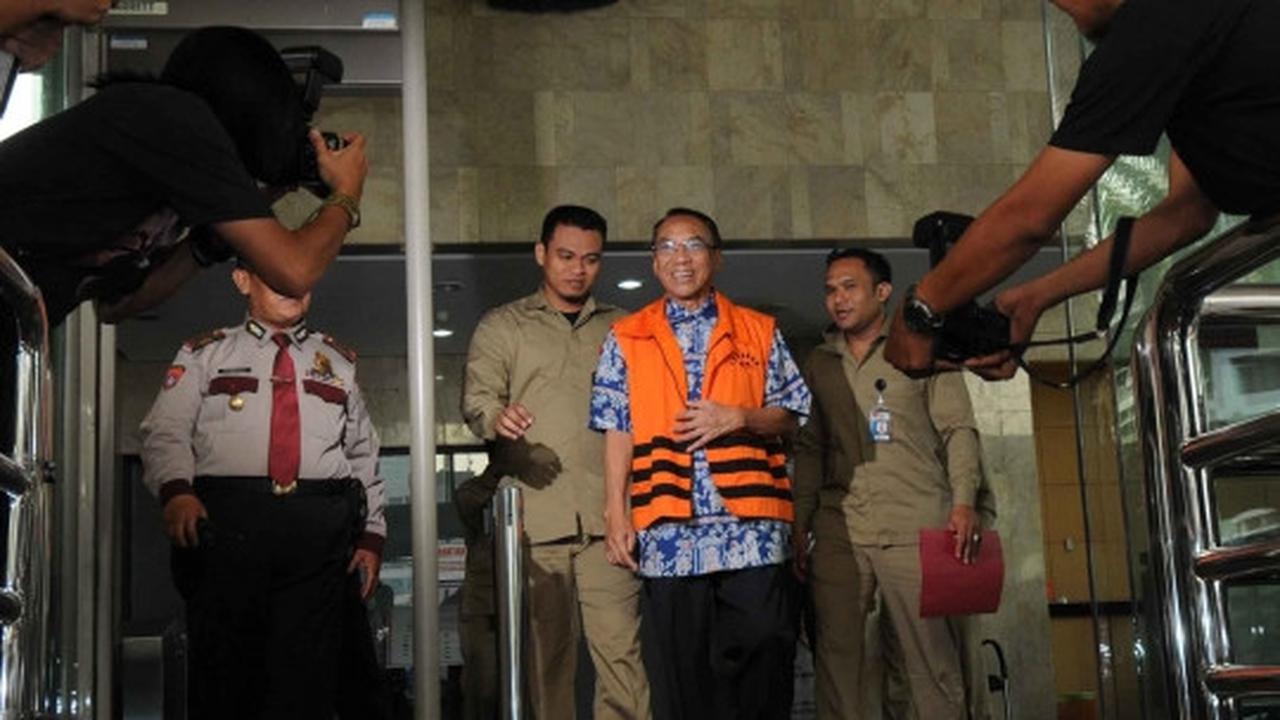 Usai diperiksa KPK, Jero Wacik umbar senyuman