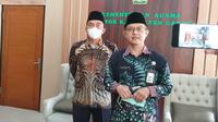 Kepala Kemenag Garut Cece Hidayat memberikan penjelasan kepada wartawan di kantornya. (Liputan6.com/Jayadi Supriadin)