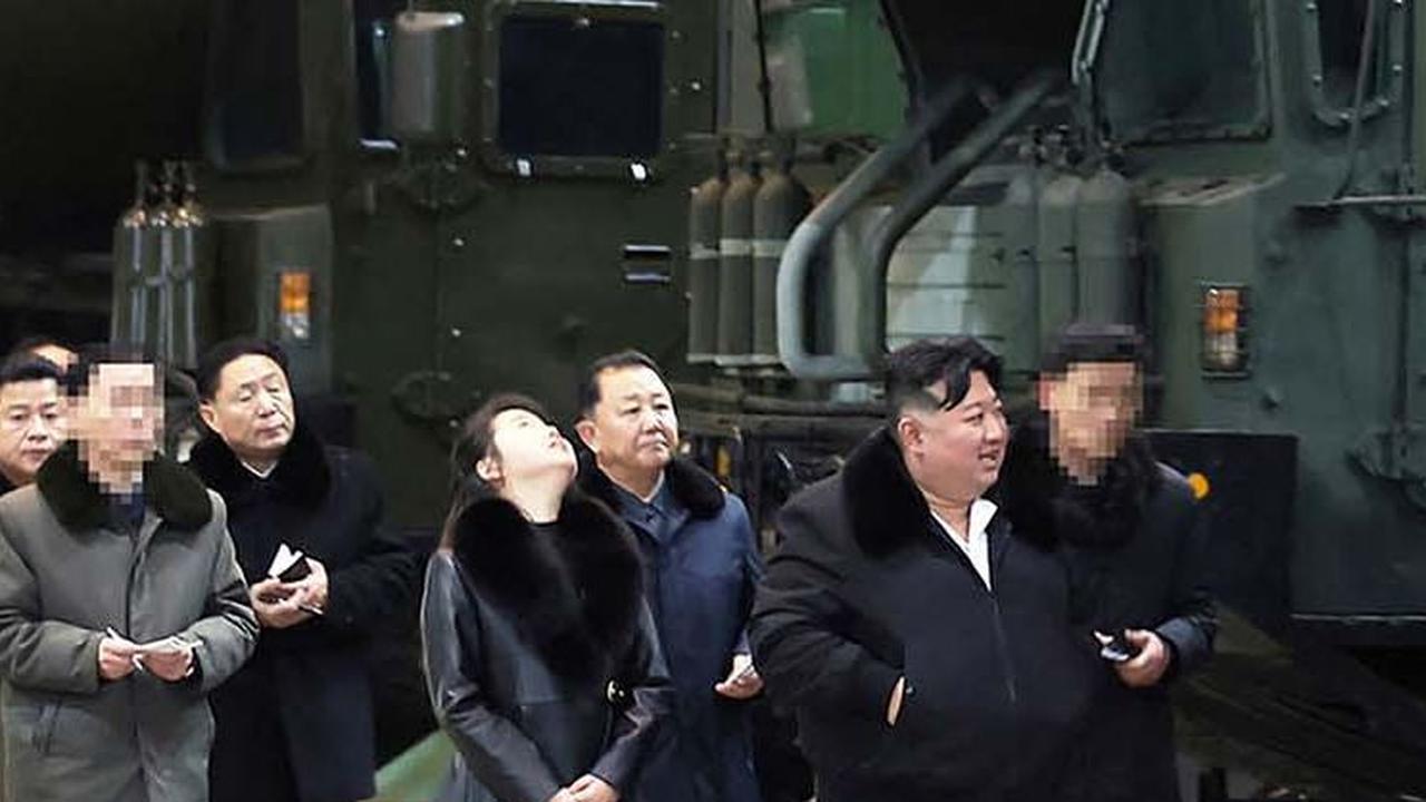 FOTO: Momen Kim Jong-un Ajak Putrinya Tinjau Pabrik Produksi Kendaraan Peluncur Rudal di Lokasi Rahasia