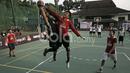Peserta Red Bull Reign 3 on 3 di Indonesia berlomba untuk menjadi yang terbaik di Lapangan Basket Pati Unus Jakarta, Sabtu (15/4/2017). Pemenang akan mengikuti putaran final di Washington, Amerika Serikat. (Bola.com/Peksi Cahyo)