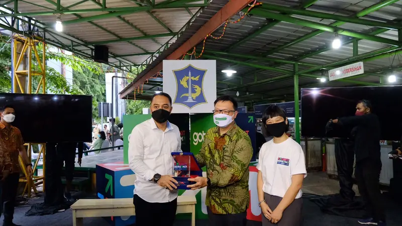 (Ki-Ka) Walikota Surabaya Eri Cahyadi, Vice Chairman dan Co-Founder Tokopedia Leontinus Alpha Edison dan Chief Food Officer Gojek Catherine Hindra Sutjahyo pasca penyerahan cinderamata dalam acara Cangkrukan GoTo di Surabaya (8/11) (Dok. GoTo)