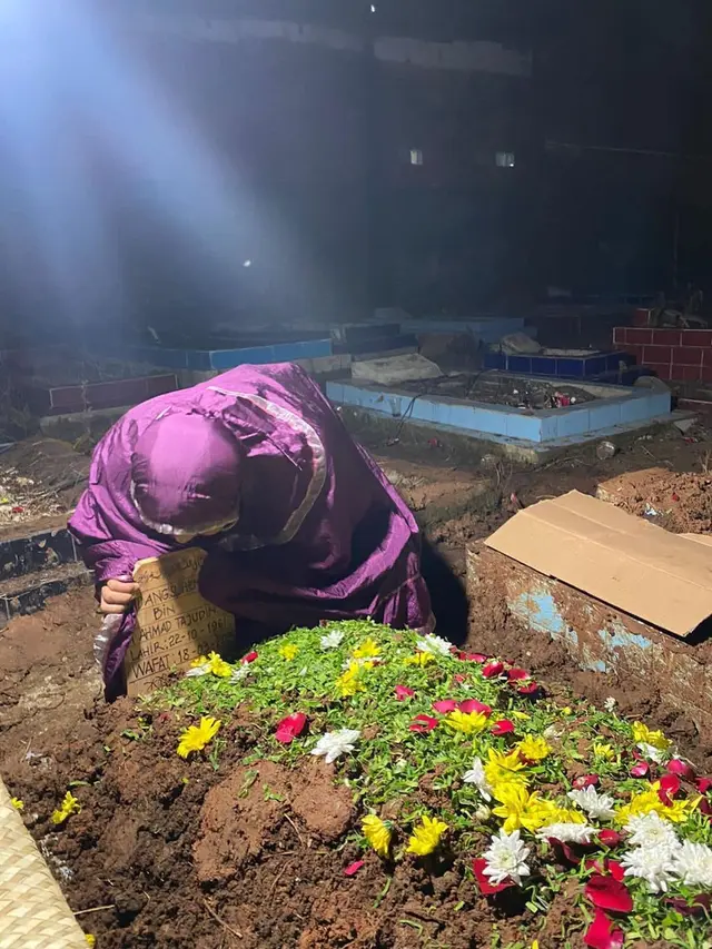 Penuh Haru, Ini 6 Potret Juwita Bahar Bersama Mendiang Ayah Hingga Liang Lahat