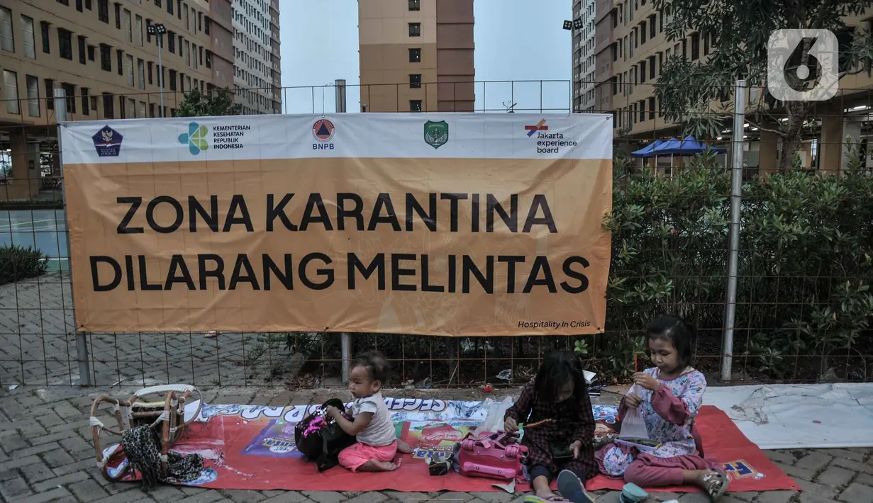 Anak-anak penghuni rusun saat bermain di dekat tower yang difungsikan sebagai lokasi karantina pekerja migran Indonesia (PMI) atau WNI dari luar negeri di Rumah Susun Nagrak, Cilincing, Jakarta Utara, Rabu (5/1/2022). (merdeka.com/Iqbal S. Nugroho)