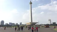 Pengunjung memadati kawasan wisata Monumen Nasional (Monas) di Jakarta, Minggu (17/6). Di H+2 Lebaran, Monas masih menjadi salah satu destinasi wisata bagi warga Ibu Kota dan sekitarnya. (Liputan6.com/Immanuel Antonius)