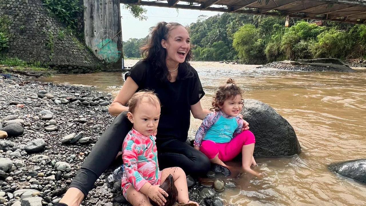 Potret Seru Nadine Chandrawinata Ajak Dua Putri Cantiknya Main di Sungai, Sederhana tapi Bikin Bahagia