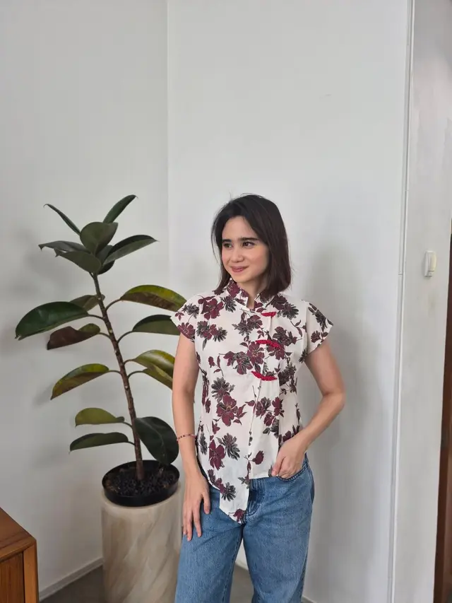 Kebaya Nggak Melulu Formal, Tissa Biani Buktikan Bisa Dipakai Santai dengan Jeans