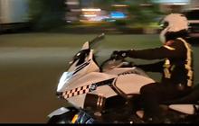 Malam-Malam, Mendiktisaintek Sambangi Istana Naik Motor Patwal: Maaf Ya