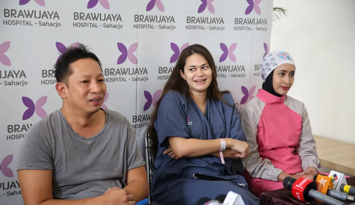 Nama tersebut dominan bernuansa David Bowie, Sabai dan Ringgo punya alasan tersendiri juga. Menurutnya, lagu-lagu David Bowie sangat indah dan memiliki kesan tersendiri bagi mereka berdua. (Adrian Putra/Fimela.com)