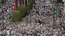 Massa berbaris sepanjang dua kilometer (lebih dari satu mil) di ibu kota Rabat dalam demonstrasi massal yang diserukan oleh aliansi partai-partai Islam dan koalisi sayap kiri. (FADEL SENNA / AFP)