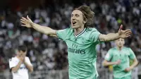 Gelandang Real Madrid, Luka Modric berselebrasi usai mencetak gol ke gawang Valencia pada pertandingan semifinal Piala Super Spanyol di stadion King Abdullah di Jiddah, Arab Saudi, Rabu, (8/1/2020). Madrid menang 3-1 atas Valencia. (AP Photo/Hassan Ammar)