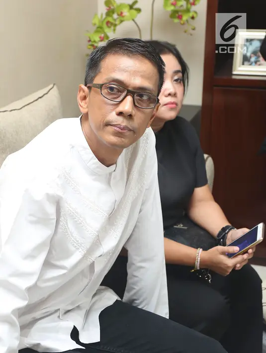 Ayah artis VA, Doddy Sudrajat menggelar jumpa pers terkait konflik dengan putrinya di kawasan Buncit, Jakarta, Jumat (25/1). Dalam kesempatan itu, Doddy Sudrajat mengaku sudah pisah dengan anaknya hampir sebelas tahun. (Liputan6.com/Herman Zakharia)