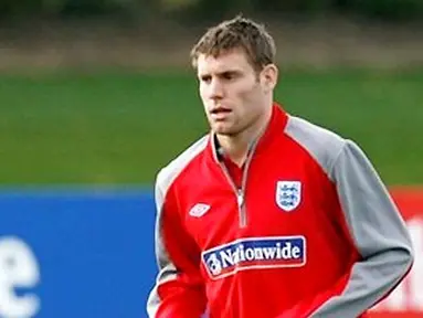 Gelandang Inggris, James Milner berlatih di London Colney, 4 September 2009 sebelum berhadapan dengan Slovenia di partai persahabatan di Wembley Stadium. AFP PHOTO/Ian Kington