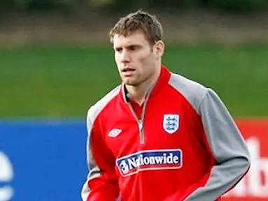 Gelandang Inggris, James Milner berlatih di London Colney, 4 September 2009 sebelum berhadapan dengan Slovenia di partai persahabatan di Wembley Stadium. AFP PHOTO/Ian Kington