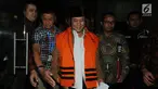 Bupati Lampung Selatan Zainudin Hasan dibawa menuju mobil tahanan seusai menjalani pemeriksaan di gedung KPK, Jakarta, Jumat (27/7). KPK resmi menahan adik Ketum PAN Zulkifli Hasan itu terkait dugaan suap proyek infrastruktur. (Liputan6.com/Dwi Narwoko)Bu