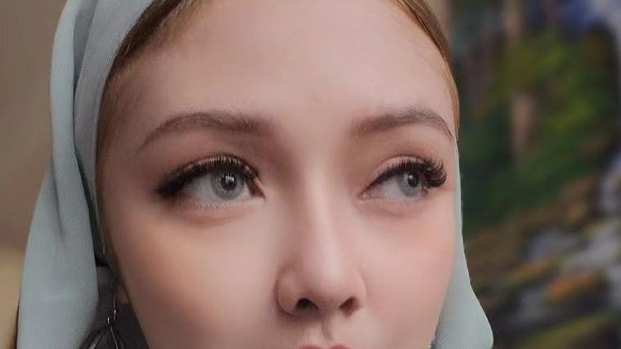 Suci juga tak kalah cantik kala kepalanya ditutupi kerudung. Pantas saja, cucu Soeharto terpikat kepadanya.