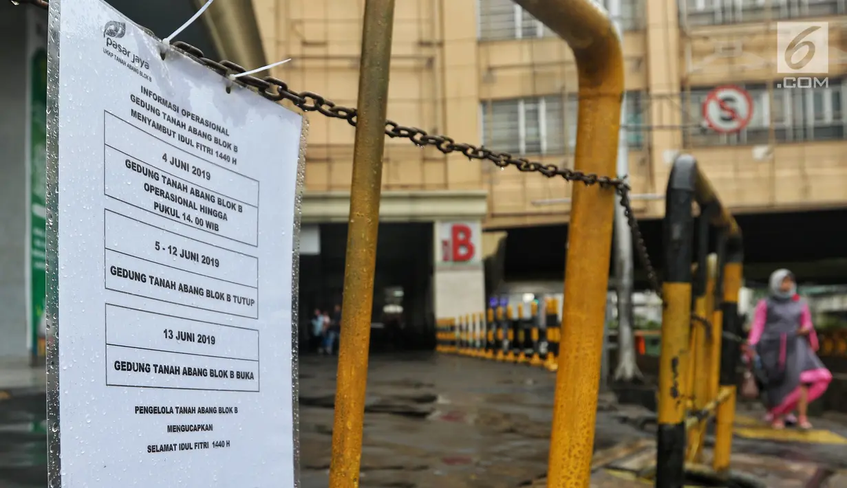 Kertas informasi terpasang di Blok B Pasar Tanah Abang, Jakarta, pada hari ketiga Lebaran, Jumat (7/6/2019). Selepas Hari Raya Idul Fitri, Pasar Tanah Abang masih tutup dan direncanakan buka pada Kamis (13/6) mendatang. (Liputan6.com/Johan Tallo)